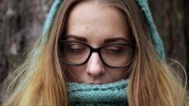 Menina na floresta no vento close-up outono — Vídeo de Stock