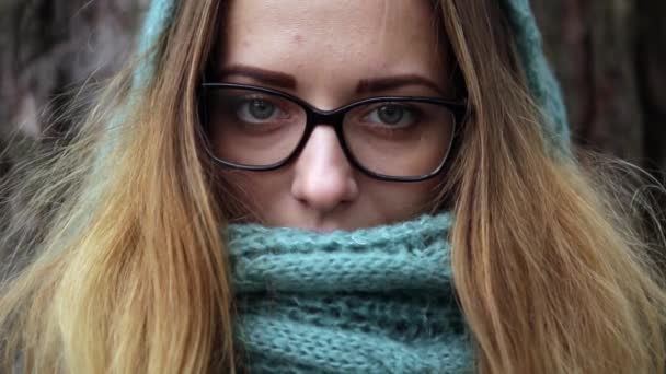 Chica en el bosque en el viento primer plano otoño — Vídeo de stock