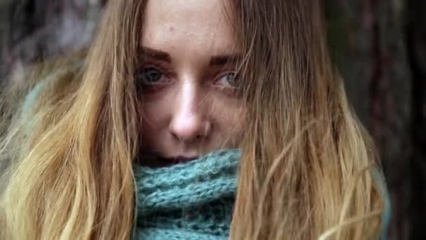 Chica en el bosque en el viento primer plano otoño — Vídeo de stock