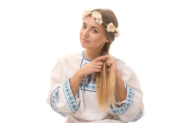 Красивая блондинка в национальном костюме. Беларусь — стоковое фото