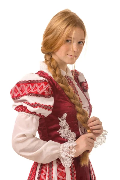 Hermosa chica pelirroja en el traje nacional. Belarús — Foto de Stock