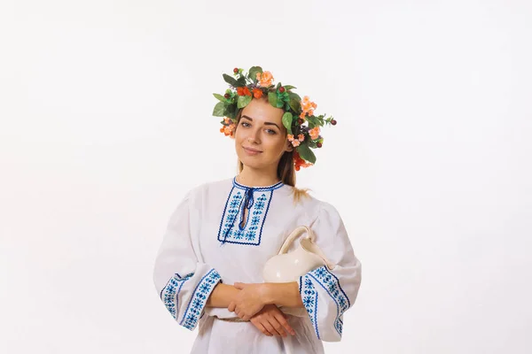 Красивая блондинка в национальном костюме. Беларусь — стоковое фото