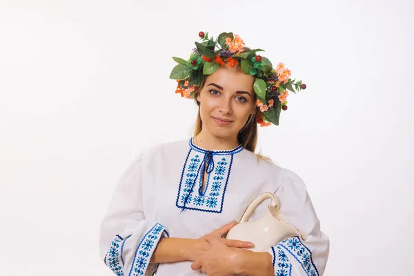 Linda menina loira em traje nacional. Bielorrússia — Fotografia de Stock