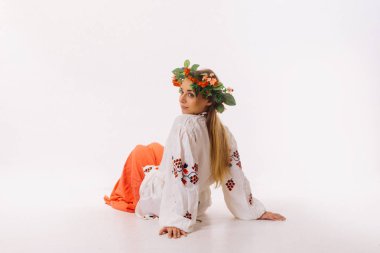 ulusal kostüm güzel sarışın kız. Belarus