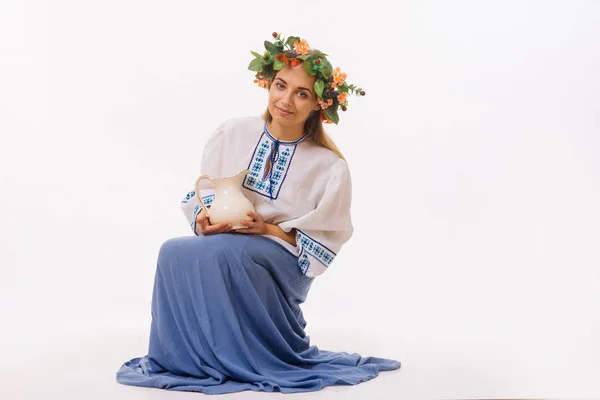 Schöne blonde Mädchen in Tracht. Weißrussland — Stockfoto