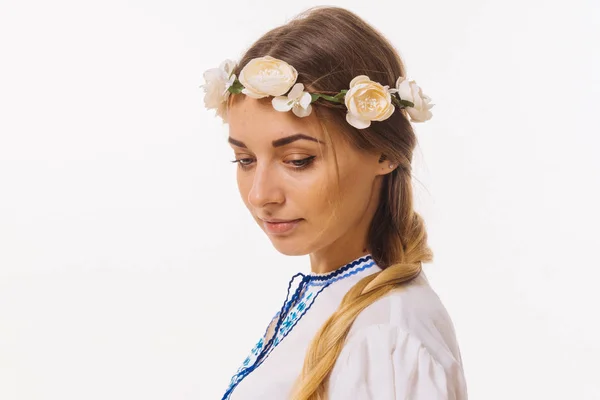 Όμορφη ξανθιά κοπέλα με παραδοσιακή ενδυμασία. Λευκορωσία — Φωτογραφία Αρχείου