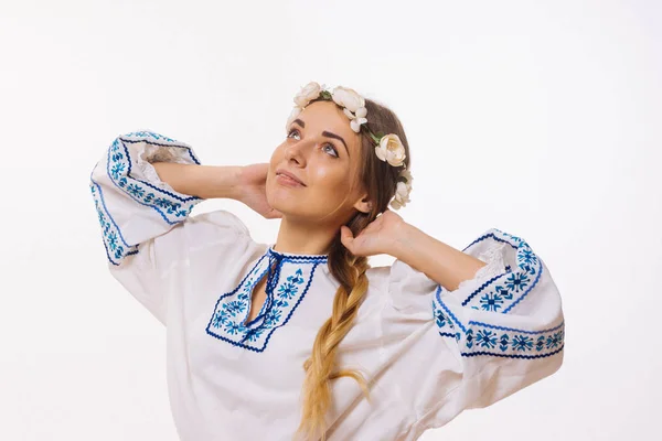 Linda menina loira em traje nacional. Bielorrússia — Fotografia de Stock