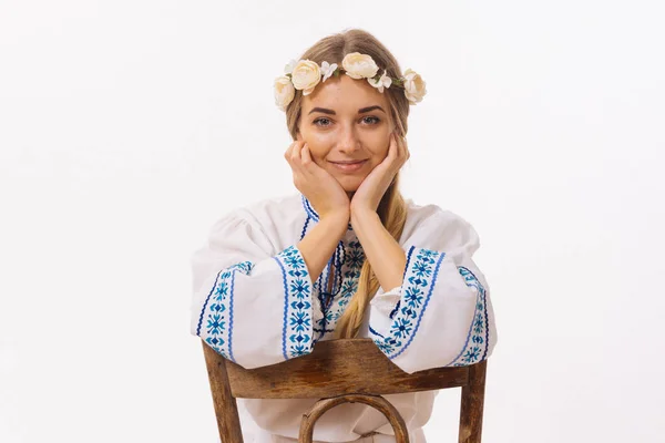 Bella ragazza bionda in costume nazionale. Bielorussia — Foto Stock