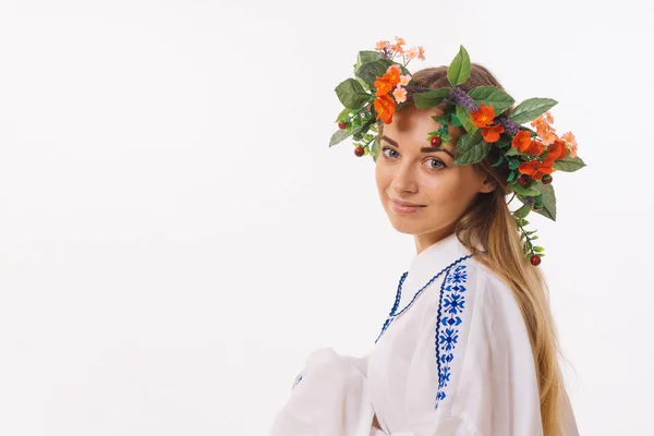 Bella ragazza bionda in costume nazionale. Bielorussia — Foto Stock