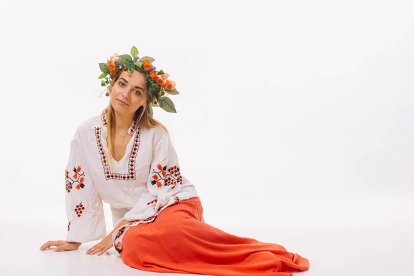 Hermosa chica rubia en traje nacional. Belarús — Foto de Stock