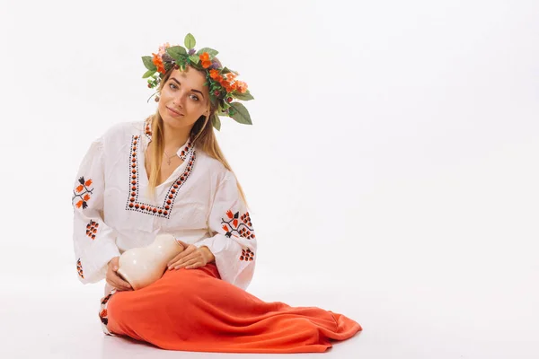 Beautiful blonde girl in national costume. Belarus — Stock Photo, Image