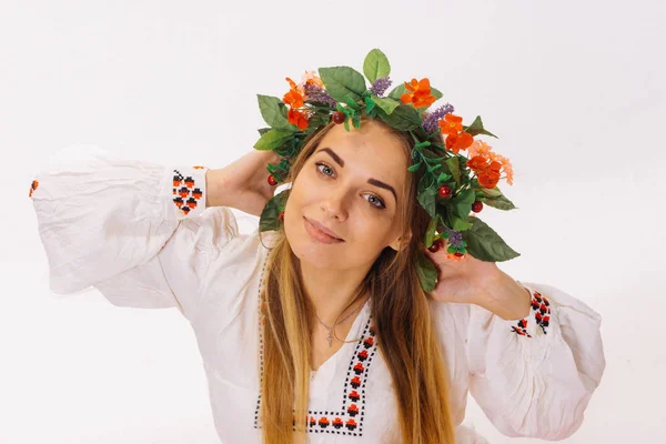 民族衣装で美しいブロンドの女の子。ベラルーシ — ストック写真