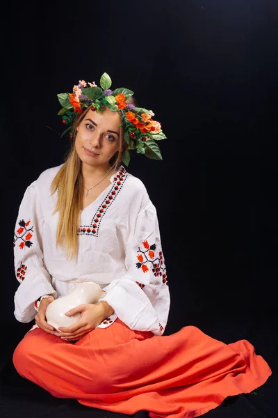 Beautiful blonde girl in national costume. Belarus — Stock Photo, Image