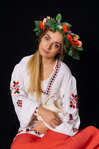 국가 복장에 있는 아름 다운 금발 소녀. 벨로루시 — 스톡 사진