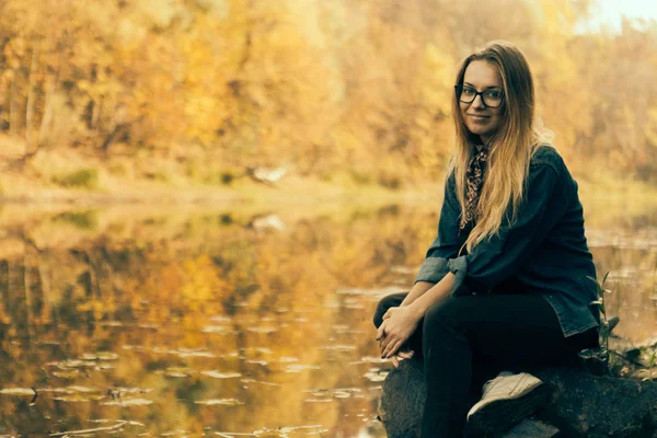 Krásná dívka podzimní ráno na řece — Stock fotografie