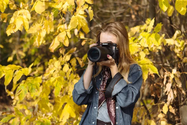 güzel kız sonbahar sabahı Nehri üzerinde