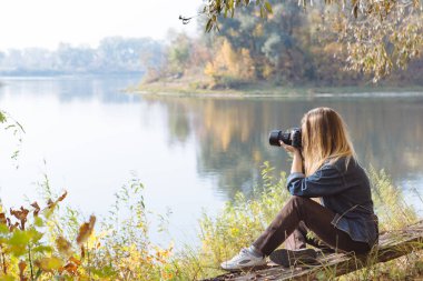 güzel kız sonbahar sabahı Nehri üzerinde