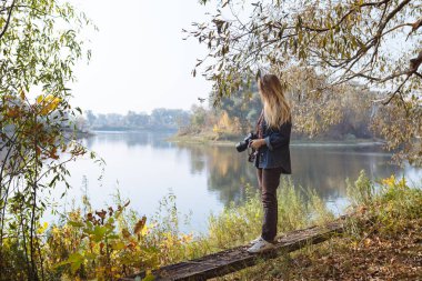 güzel kız sonbahar sabahı Nehri üzerinde