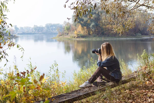 Beautiful girl autumn morning on the river — Stock Photo, Image