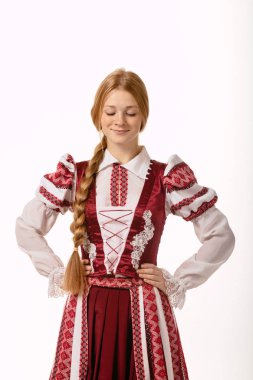 ulusal kostüm güzel kızıl saçlı kız. Belarus