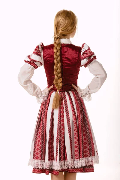 Schöne rothaarige Mädchen in der Nationaltracht. Weißrussland — Stockfoto