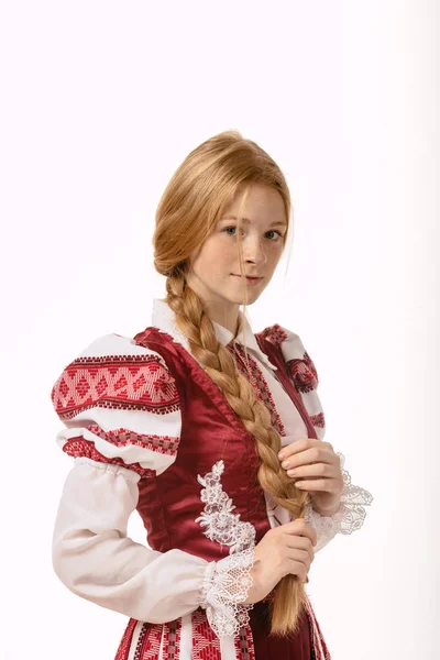 Bella ragazza dai capelli rossi in costume nazionale. Bielorussia — Foto Stock