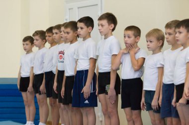 Gomel, Beyaz Rusya - 12 Kasım 2016: spor akrobasi 2005-2006 yılında tarihi kız ve erkek çocuklar arasında yarışmalar