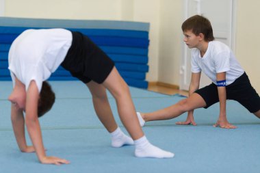 Gomel, Beyaz Rusya - 12 Kasım 2016: spor akrobasi 2005-2006 yılında tarihi kız ve erkek çocuklar arasında yarışmalar