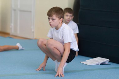Gomel, Beyaz Rusya - 12 Kasım 2016: spor akrobasi 2005-2006 yılında tarihi kız ve erkek çocuklar arasında yarışmalar
