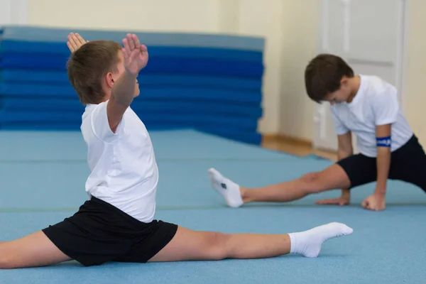 Gomel, Biélorussie - 12 novembre 2016 : Compétitions sportives acrobatiques entre garçons et filles nées en 2005-2006 — Photo