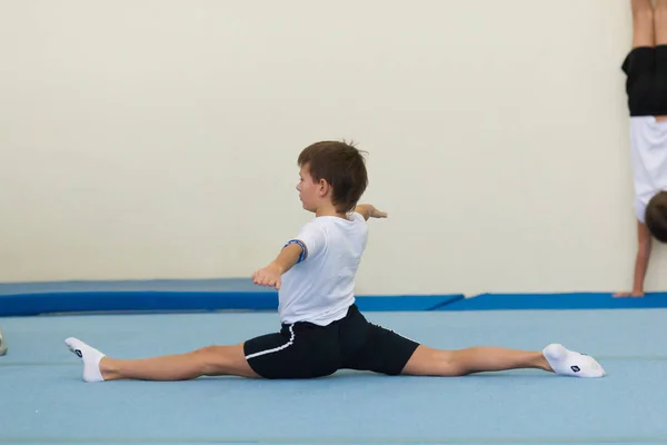 Gomel, Bielorrusia - 12 de noviembre de 2016: Concursos deportivos en acrobacias entre niños y niñas nacidos en 2005-2006 —  Fotos de Stock