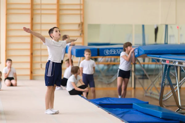 Gomel, Bielorrússia - 12 de novembro de 2016: Competições esportivas em acrobacia entre meninos e meninas nascidos em 2005-2006 — Fotografia de Stock