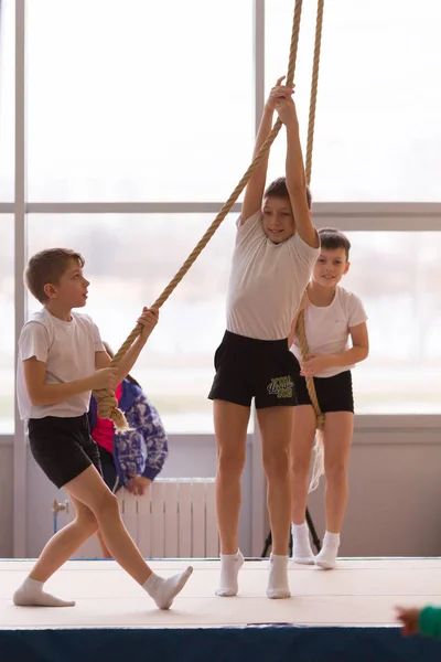 Gomel, Bielorrusia - 12 de noviembre de 2016: Concursos deportivos en acrobacias entre niños y niñas nacidos en 2005-2006 —  Fotos de Stock