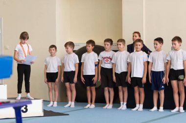 Gomel, Beyaz Rusya - 12 Kasım 2016: spor akrobasi 2005-2006 yılında tarihi kız ve erkek çocuklar arasında yarışmalar