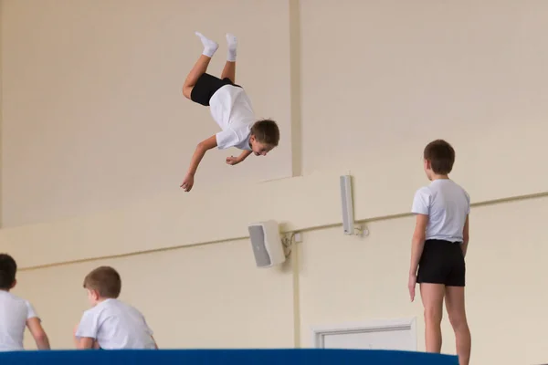 Gomel, Bielorrusia - 12 de noviembre de 2016: Concursos deportivos en acrobacias entre niños y niñas nacidos en 2005-2006 — Foto de Stock