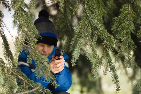 Garçon jouer avec un jouet pistolet dans la rue en automne — Photo