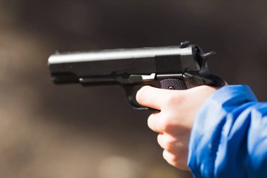 sokakta bir oyuncak tabanca ile sonbaharda oynayan çocuk