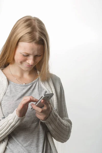 Roodharige meisje close-up op een witte achtergrond. — Stockfoto