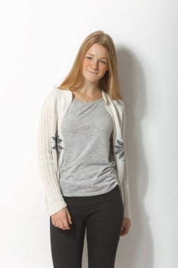 Kızıl saçlı kız beyaz bir arka plan üzerinde yakın.