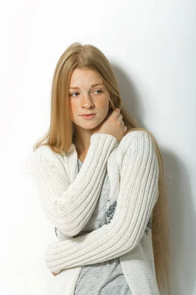 Roodharige meisje close-up op een witte achtergrond. — Stockfoto