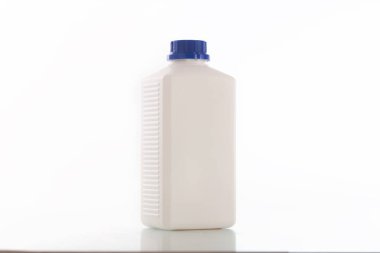Beyaz arka plan üzerinde ilaç için dört boş plastik kaplar