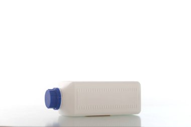Beyaz arka plan üzerinde ilaç için dört boş plastik kaplar