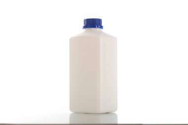 Beyaz arka plan üzerinde ilaç için dört boş plastik kaplar