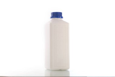 Beyaz arka plan üzerinde ilaç için dört boş plastik kaplar
