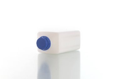 Beyaz arka plan üzerinde ilaç için dört boş plastik kaplar