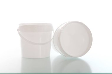 Beyaz arka plan üzerinde ilaç için dört boş plastik kaplar