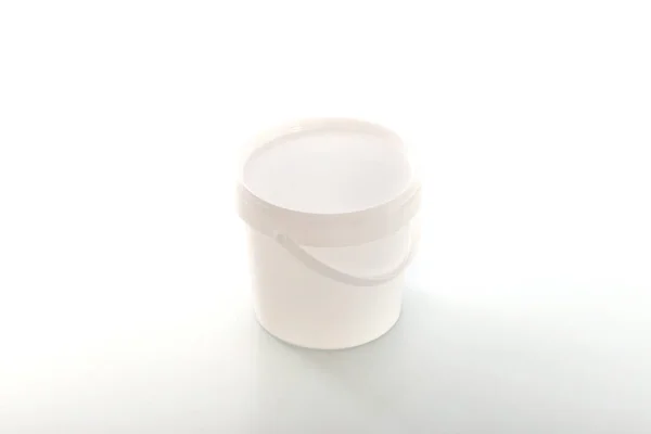 Empat wadah plastik kosong untuk obat dengan latar belakang putih — Stok Foto