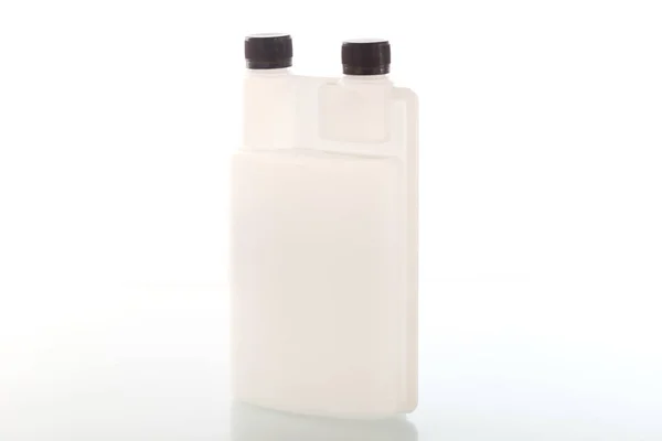 Cuatro recipientes de plástico en blanco para la medicina sobre fondo blanco — Foto de Stock