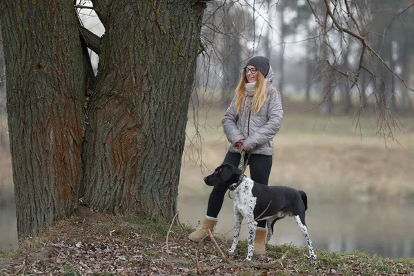 Mädchen geht im Herbst mit Hund spazieren — Stockfoto