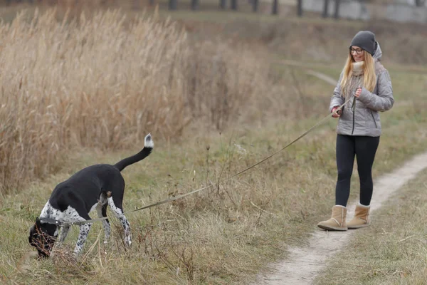 Mädchen geht im Herbst mit Hund spazieren — Stockfoto